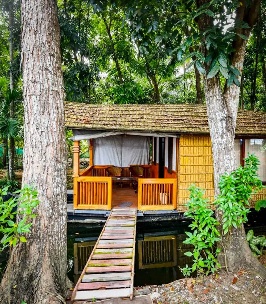 Houseboat-themed wooden cottage